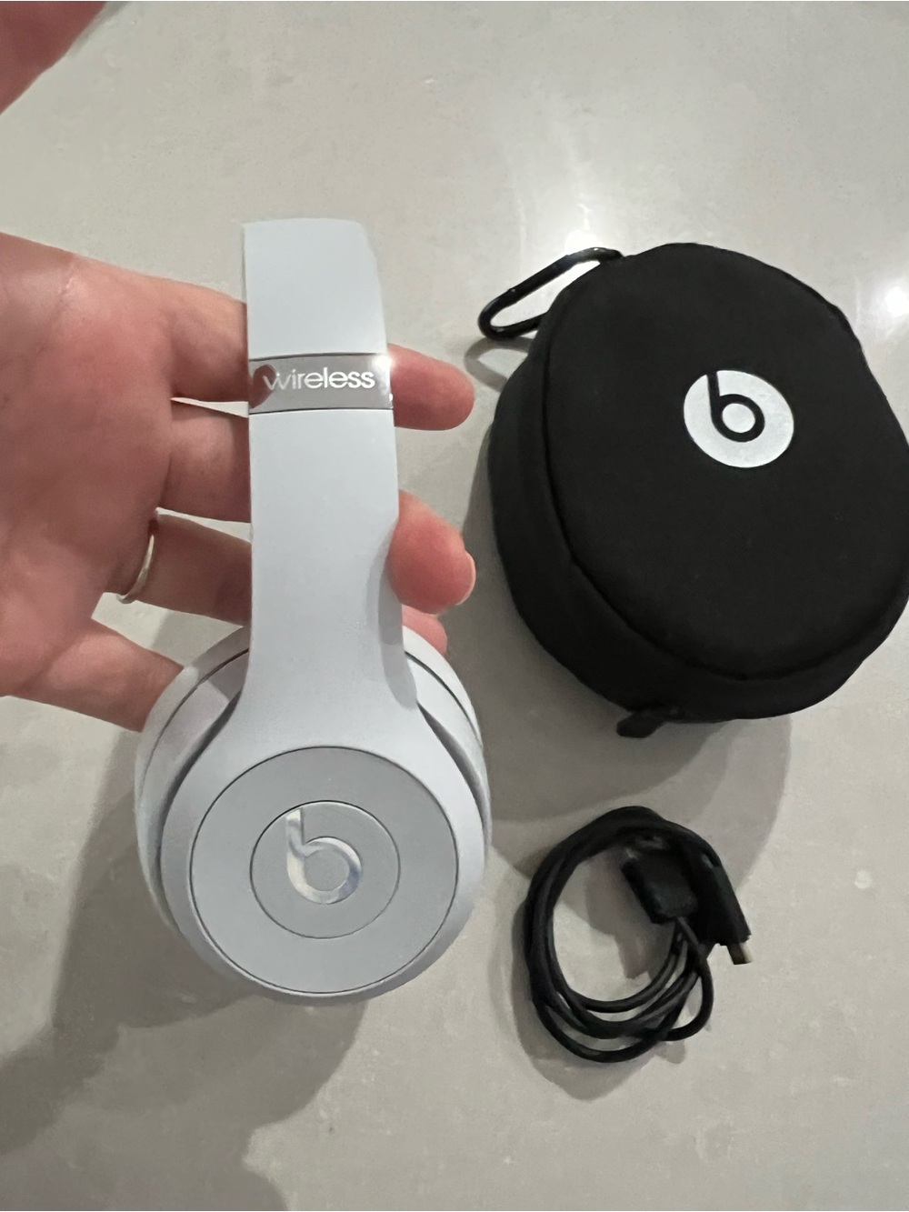 Beats by Dre On-Ear Headphones in White and silver with Black Case - Picture 2 of 5
